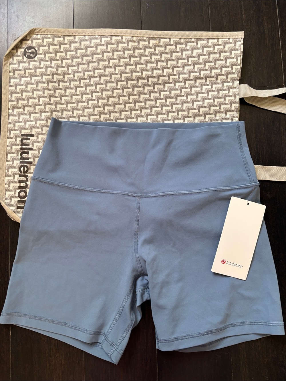 LULULEMON ALIGN HR SHORTS 6” in WASHED DENIM SZ 10 NWT